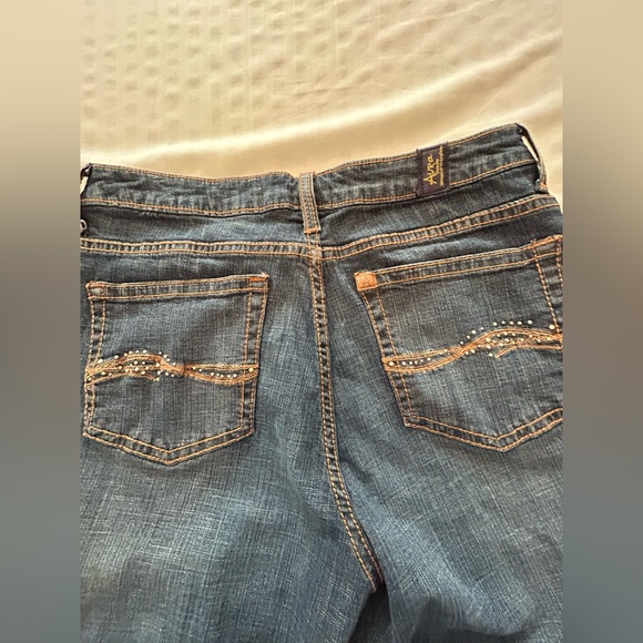 Aura jeans by wrangler.  Wore once. Just like new.  Size 6 average. - Picture 3 of 4